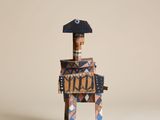 figurine en bois représentant un homme portant un chapeau