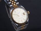 une montre Rolex en or et argent avec un cadran blanc
