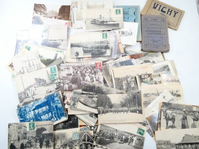 une pile de vieilles cartes postales sur une table