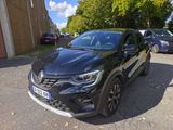une voiture noire garée sur le bord de la route, devant un immeuble