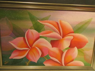une photo d'un tableau représentant des fleurs roses dans un cadre doré
