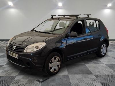 la photo d'une petite voiture noire garée dans un garage