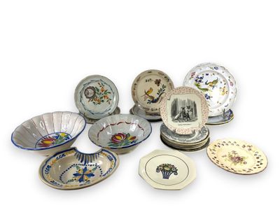 un grand nombre d'assiettes posées sur une table