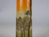 un vase avec un tableau posé sur une table