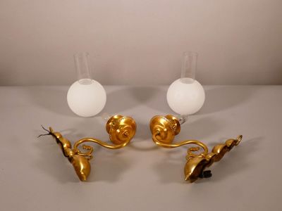 paire d'appliques murales vintage en laiton avec des abat-jours en verre dépoli