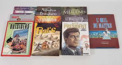 plusieurs livres sont alignés sur une surface blanche