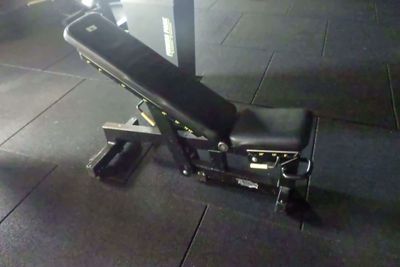 un banc posé à même le sol dans la salle de sport