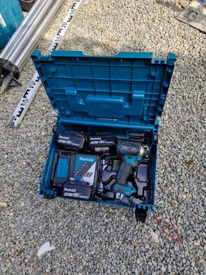 une boîte à outils bleue avec des outils sur le sol