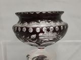 un vase en verre exposé dans une vitrine