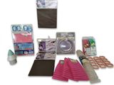 le contenu d'une trousse de voyage est disposé sur une surface blanche