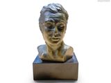 sculpture d'une tête de femme sur une base en bois