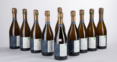 six bouteilles de vin sont alignées sur une table