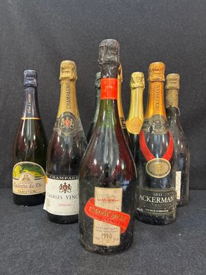 plusieurs bouteilles de vin sont alignées sur une table