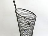 un porte-parapluies muni d'un support métallique sur le dessus