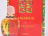 l'image d'un flacon de parfum posé à côté d'une boîte