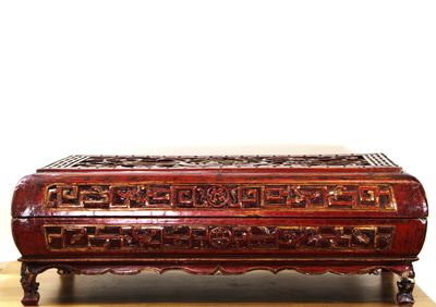 une boîte en bois décorée, posée sur une table