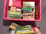 une boîte rose remplie de cigarettes et d'autres objets sur une table