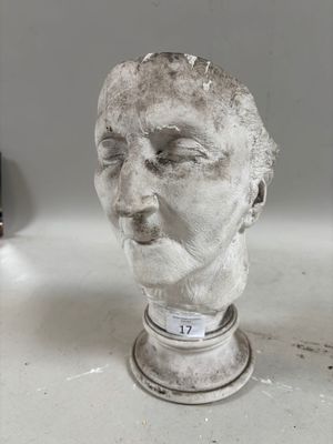 une statue représentant un homme assis sur une table