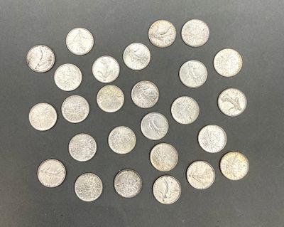 quelques pièces d'argent sont disposées en cercle sur une surface noire