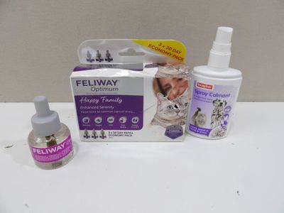 une bouteille de « Flea Away » et un flacon de spray posés sur une table