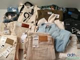 une pile de vêtements posée sur une table