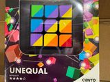 un gros plan d'une boîte sur laquelle figure un puzzle