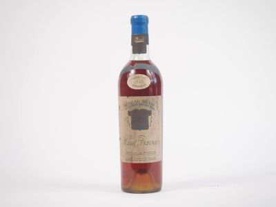 l'image d'une bouteille de vin posée sur une surface blanche