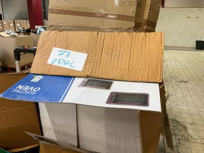 une boîte en carton contenant un téléphone, posée au sommet d'une pile de boîtes