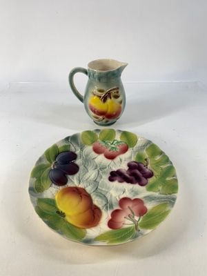 une image représentant une assiette avec un pichet et une assiette garnie de fruits