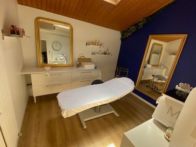 une image représentant une pièce avec une table et un miroir