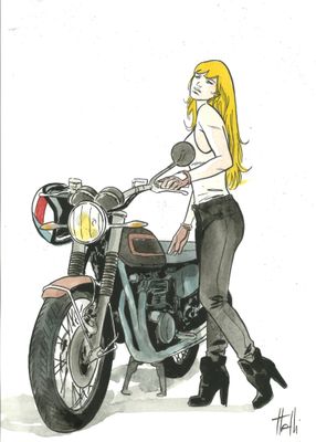 dessin représentant une femme debout à côté d'une moto, la main posée sur le guidon