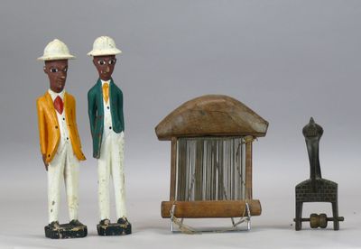 deux figurines représentant deux hommes debout à côté d'une cage à oiseaux