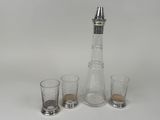 trois verres et une carafe posés sur une table