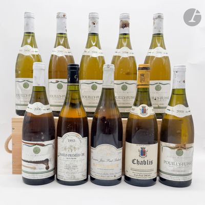 de nombreuses bouteilles de vin posées sur une table