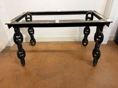 ART BRUTALISTE. Table en fonte de fer, piètement en chaine d…