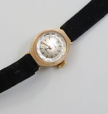 une photo d'une montre-bracelet montée sur un bracelet en velours noir