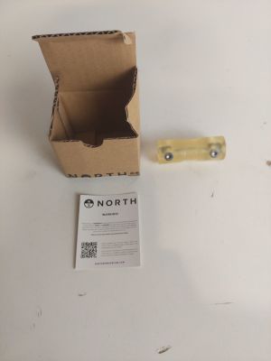 une boîte en carton ouverte posée sur une table, à côté d'un couteau