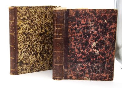 deux vieux livres posés l'un à côté de l'autre sur une surface blanche
