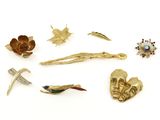 de nombreux types de broches sur un fond blanc
