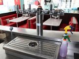 une photo d'un restaurant avec un évier et un comptoir