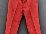 un pantalon rouge suspendu à un cintre