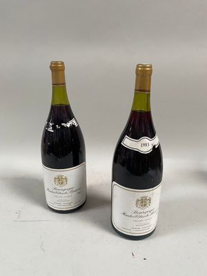 trois bouteilles de vin sont posées l'une à côté de l'autre sur une table