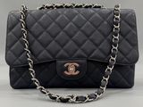 un sac à bandoulière Chanel en cuir matelassé noir