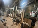 une pièce contenant beaucoup de meubles