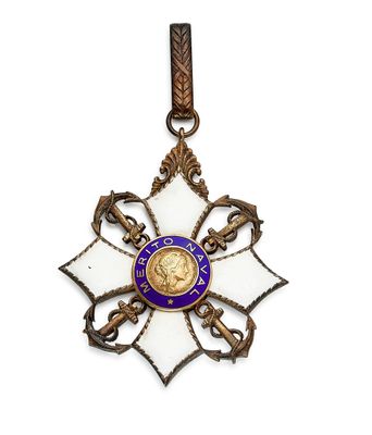 gros plan d'une médaille sur fond blanc