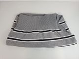 pull gris à rayures noires et blanches sur fond blanc