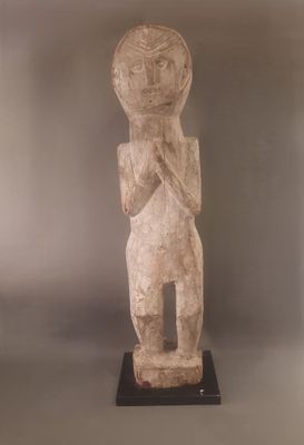 une image représentant une statue d'une personne portant un chapeau sur la tête