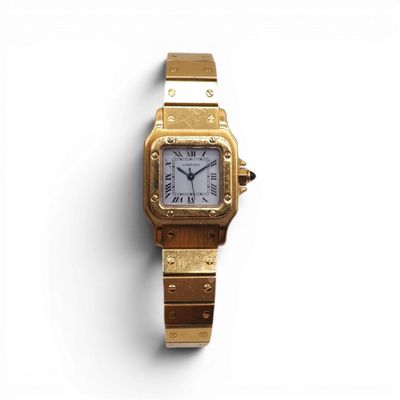 une image représentant une montre en or avec un cadran blanc posée sur une surface blanche