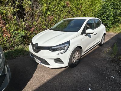 une voiture blanche garée sur le bord de la route