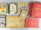 de nombreux livres posés sur une table